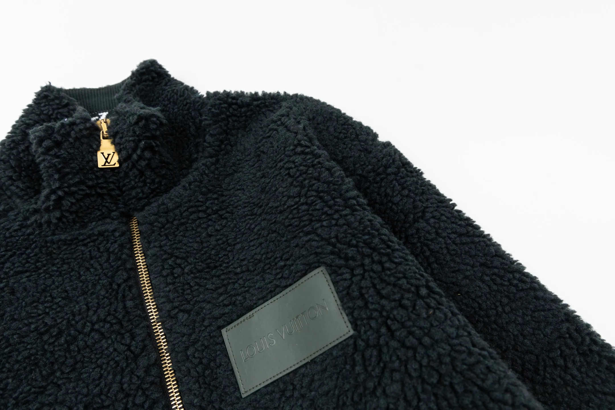 🅿️600 1v 26SS leather brand jacquard cuff Teddy jacket (green) The fabric is made of sheep wool blend, and the Damiel Buffalo plaid in the 2025 autumn and winter show is integrated with Monogram flowers, which can inject a trendy touch into the summer night look. Teddy fabric combines the durability of polyester, the softness and warmth of modacrylic fiber, and the natural comfort of sheep wool to create a highly practical fabric. Checkerboard checker-dyed wool lattice jacquard weaving. After weaving, the pieces are processed by various complex processes such as naps, carding, shearing, etc., to achieve a fluffy and dense texture that is not prone to lint and pilling. The fiber has high fiber strength and a smooth hand feel; the material has excellent rebound texture. Advanced dyeing knitted fabric, viscose fiber has high hygroscopicity, is easier to dye, and has better comfort. Cupro fiber has better abrasion resistance and fatigue resistance than viscose fiber, and has a higher water absorption than viscose fiber. It has a soft hand, soft luster and silky feel. Size:XS-S-M-L